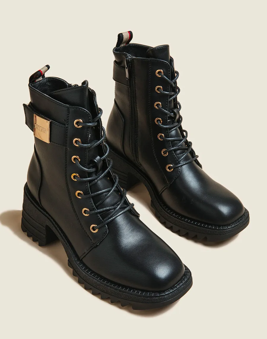 Bottines noires à lacet et boucle dorée