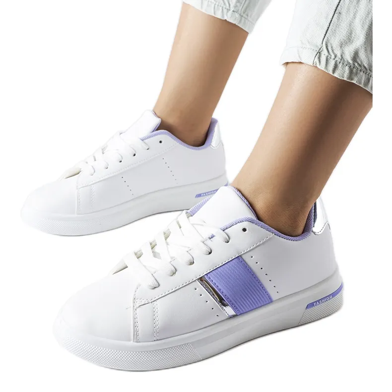 Chaussures de sport blanches avec un accent Marei violet