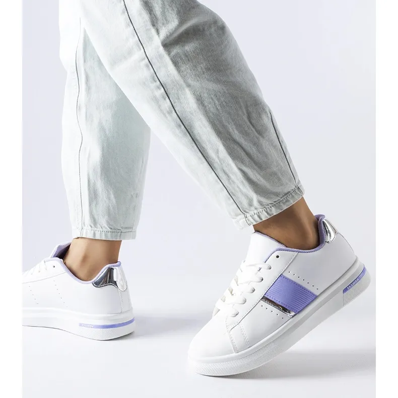 Chaussures de sport blanches avec un accent Marei violet