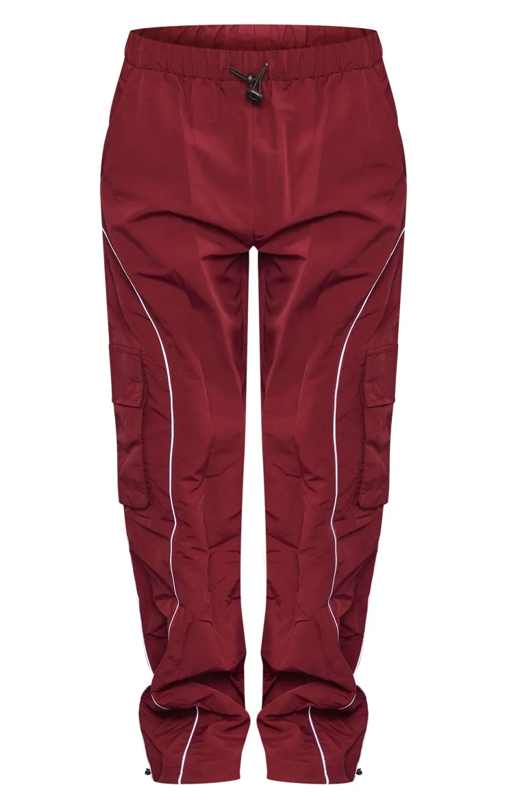 Pantalon cargo rouge cerise à détail coutures et cordons ajustables sur la taille