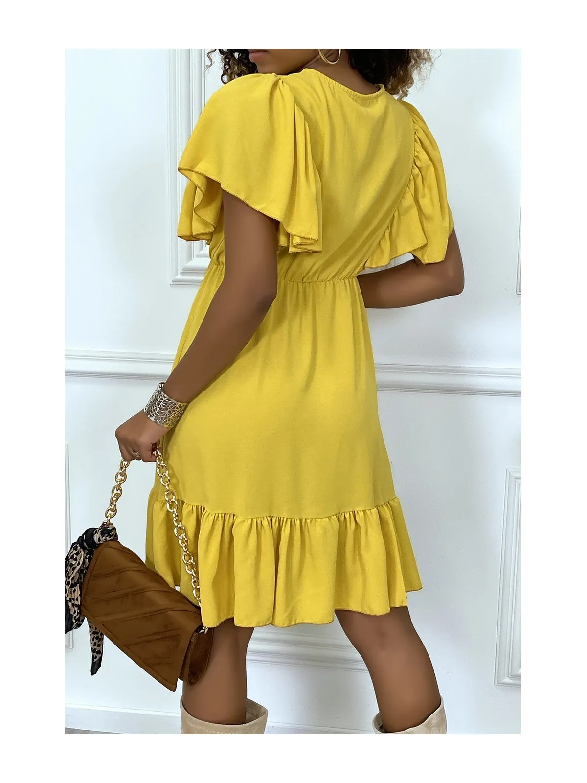 PeLPte robe fluide jaune col V et épaules volantées