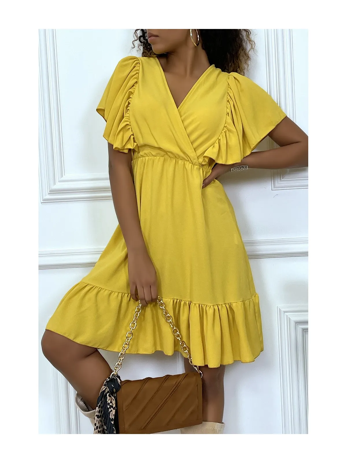 PeLPte robe fluide jaune col V et épaules volantées