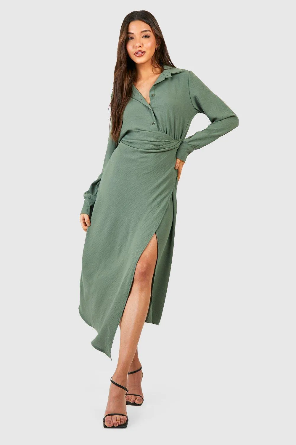 Robe chemise cache-cœur froncée sur le côté