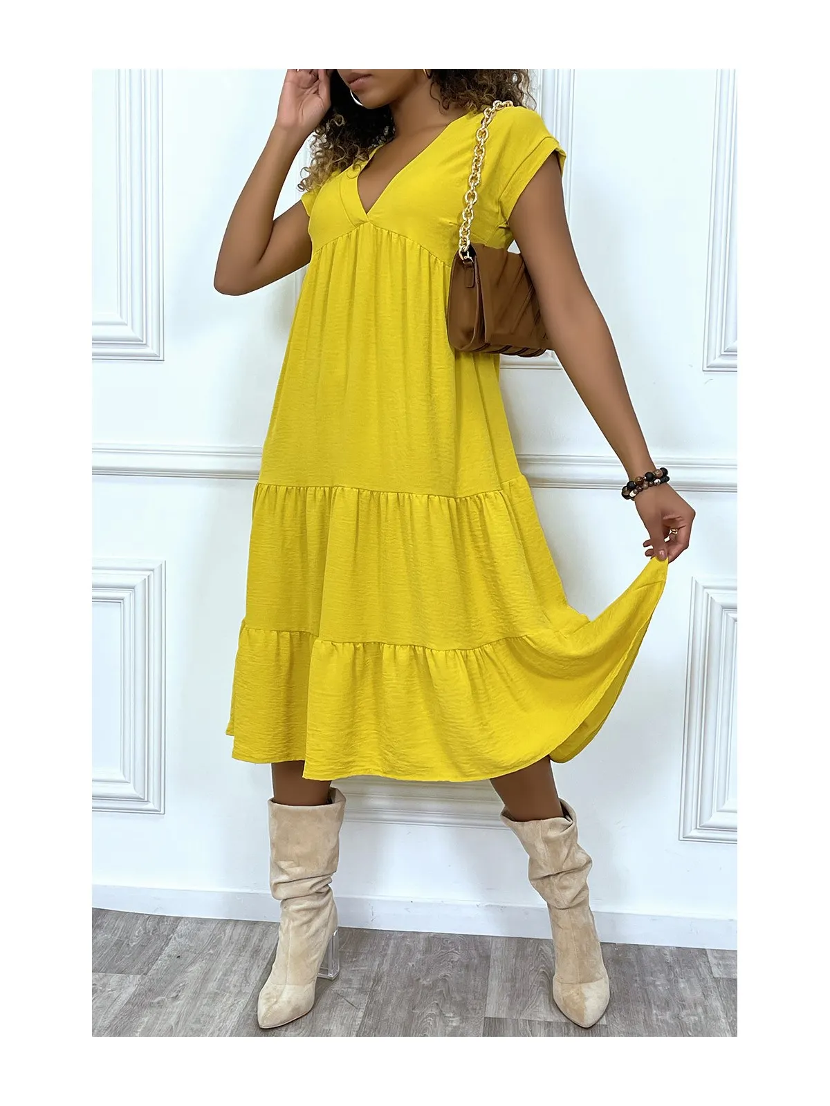 Robe fluide jaune mi-longue col V