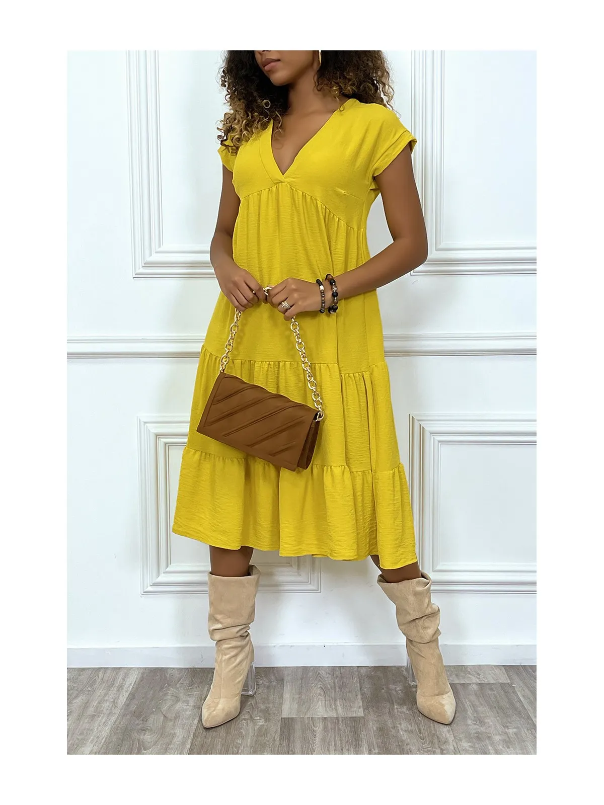 Robe fluide jaune mi-longue col V