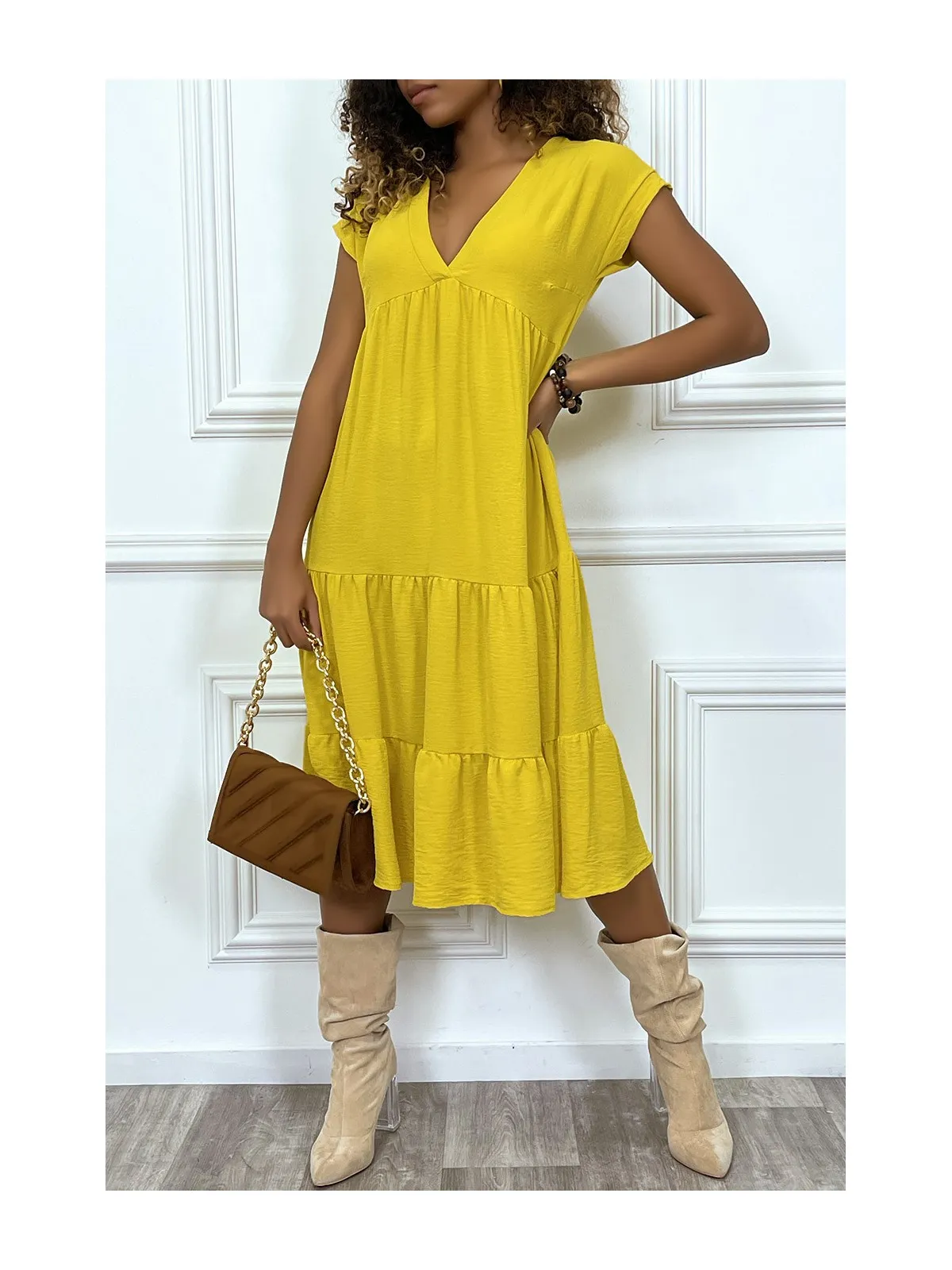 Robe fluide jaune mi-longue col V