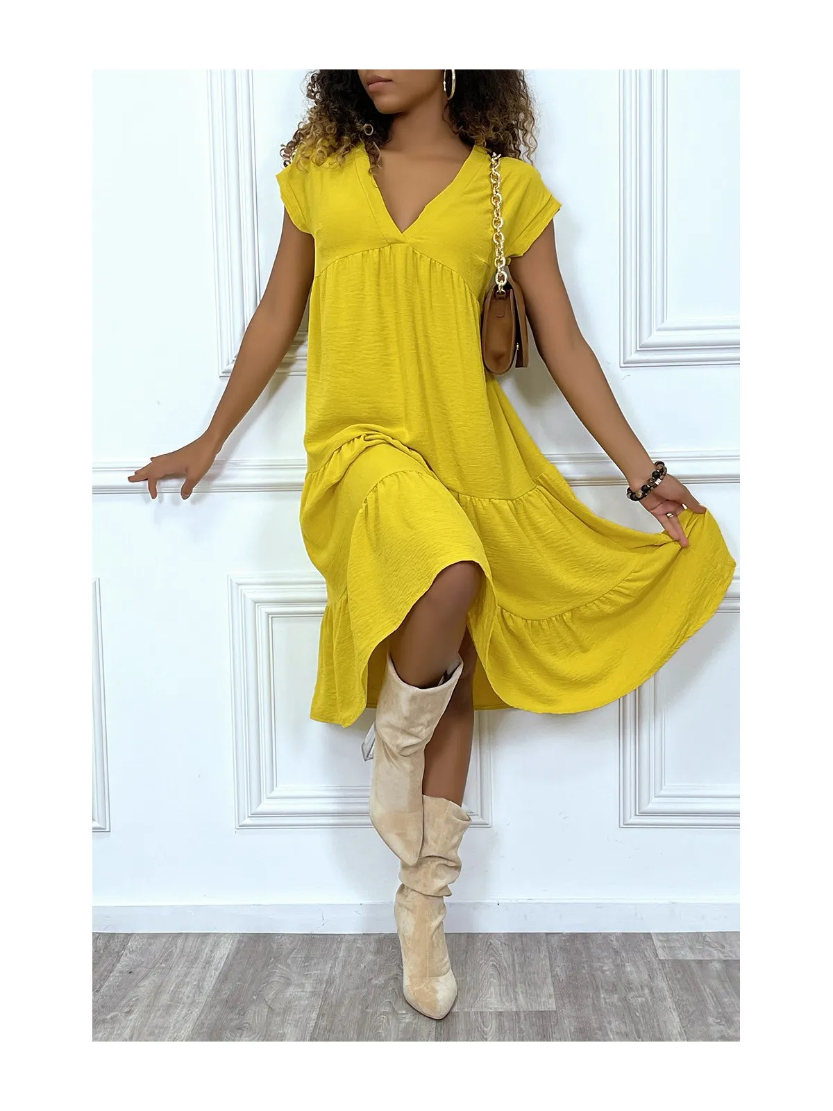 Robe fluide jaune mi-longue col V