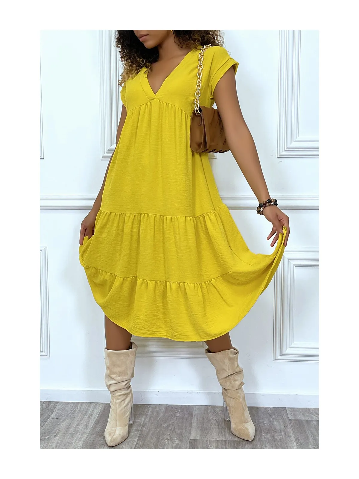 Robe fluide jaune mi-longue col V