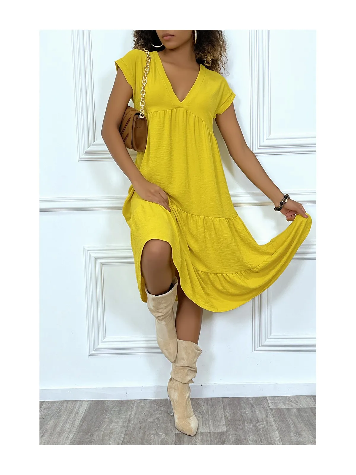 Robe fluide jaune mi-longue col V