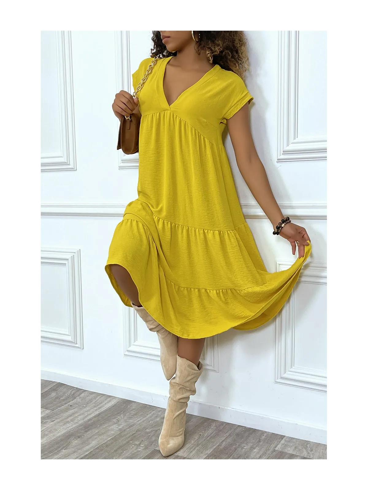 Robe fluide jaune mi-longue col V