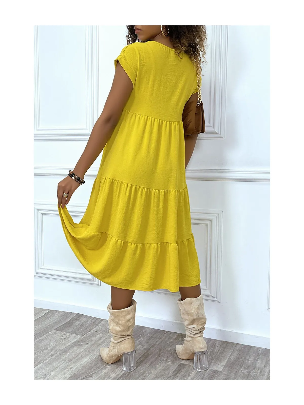 Robe fluide jaune mi-longue col V