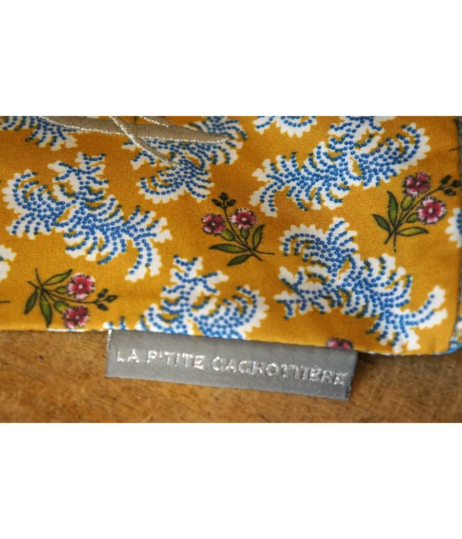 Santaia pochette broderie jaune moutarde motif liberty fleurs bleues