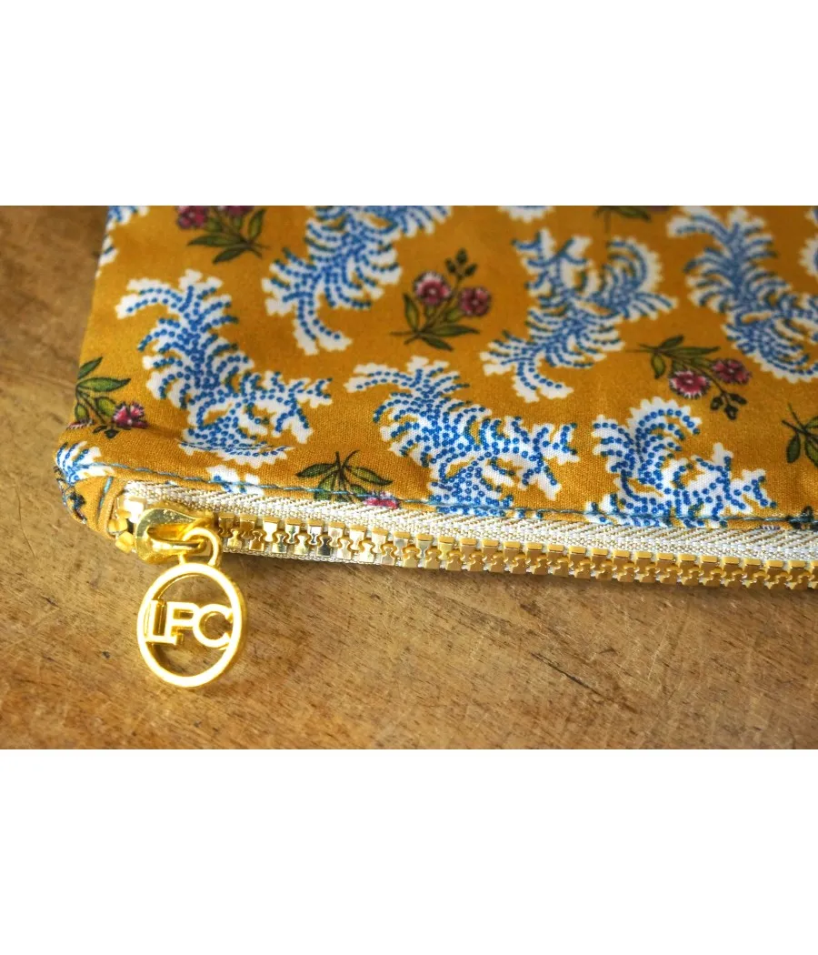 Santaia pochette broderie jaune moutarde motif liberty fleurs bleues